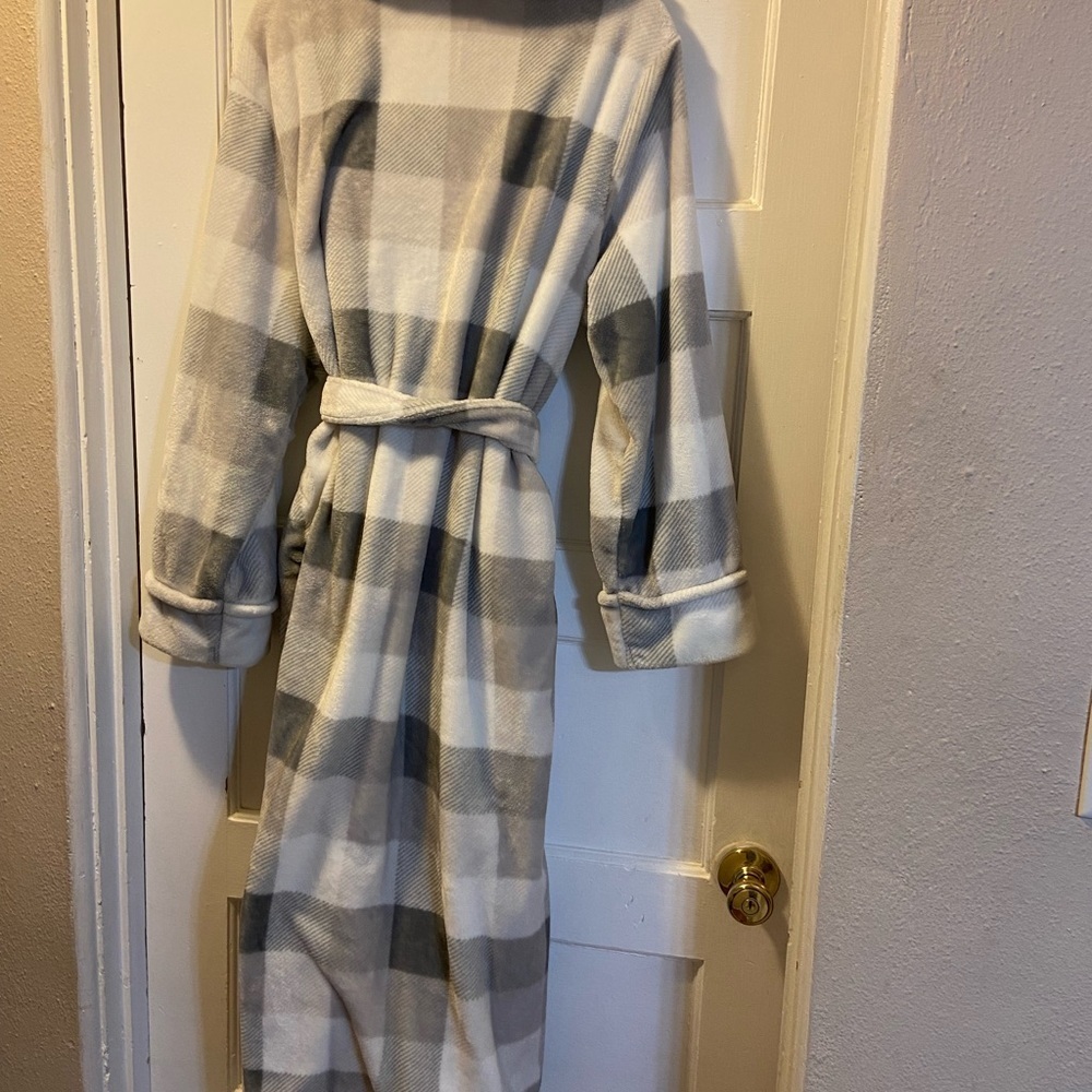 Sonoma woman’s size large long bathrobe. - Picture 3 of 5